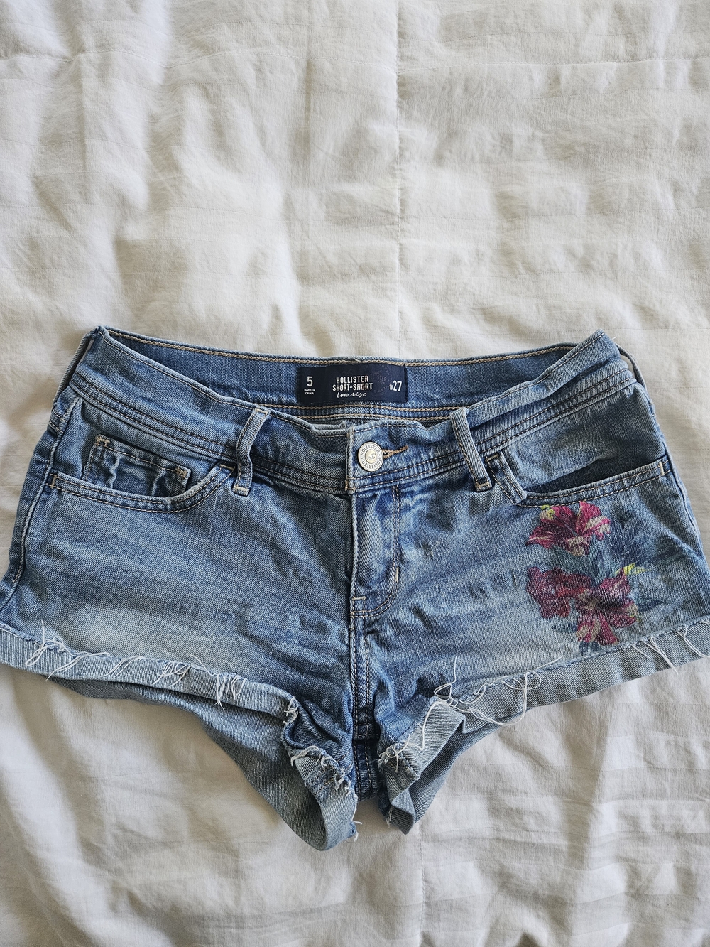 🦋Hollister Classic Tropical Flower On Denim Low-Rise Jean Short-Short Size 5 - Picture 1 of 3